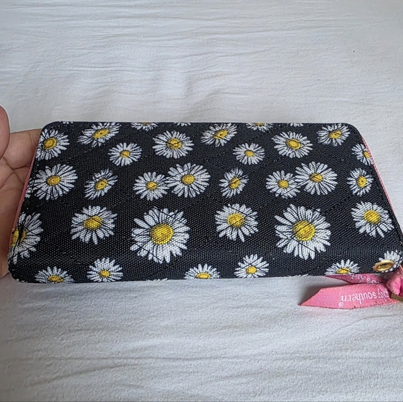 Simply Southern Black Daisy Print Zip Around Wristlet Wallet - Picture 4 of 7